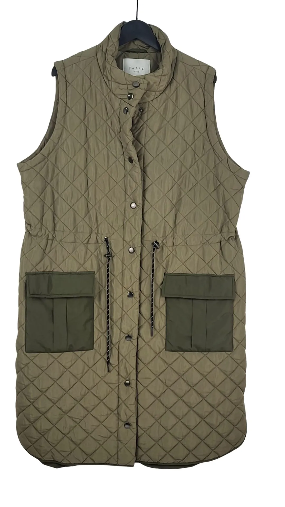 Chaleco Largo Acolchado Kaffe Curve Mujer Verde Oliva Cintura Ajustable – Talla 48 (4XL)