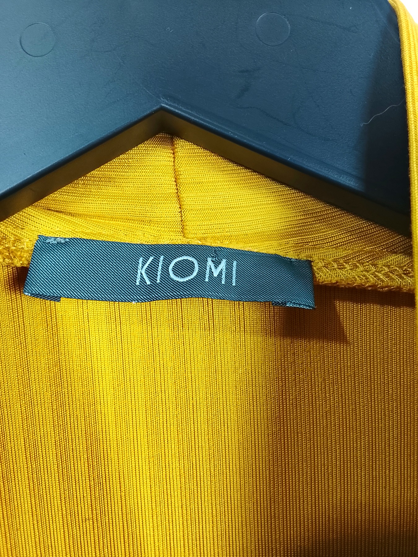 camiseta amarillo mostaza