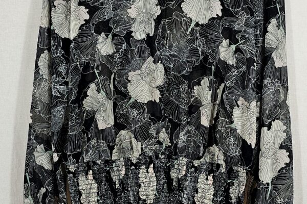 blusa estampado floral blanco y negro