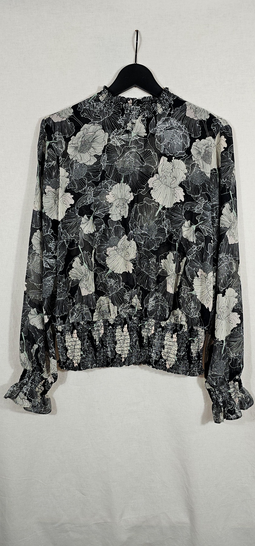 blusa estampado floral blanco y negro