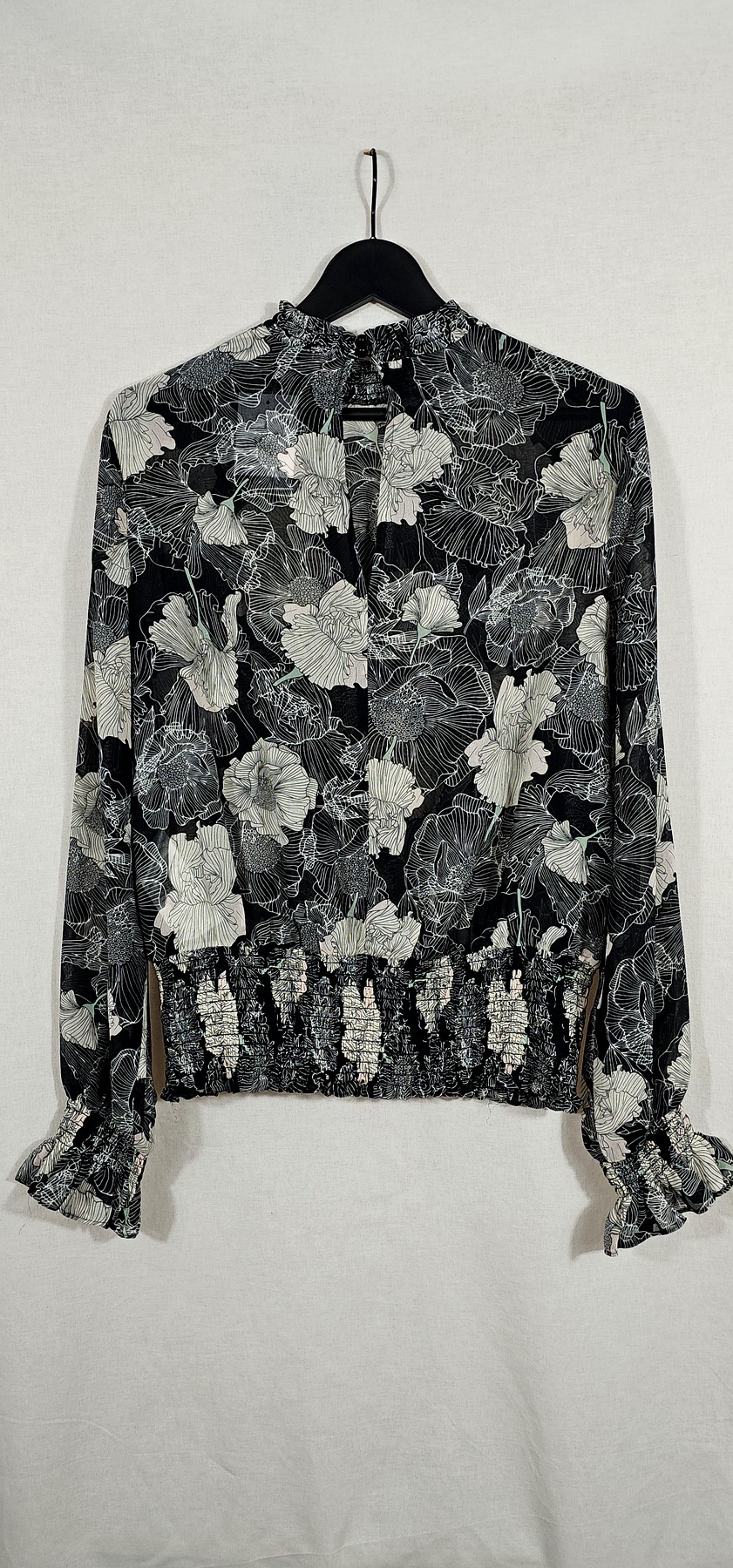 blusa estampado floral blanco y negro